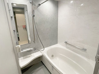 バスルームリフォーム 大理石調パネルが印象的な、ホテルライクなバスルーム